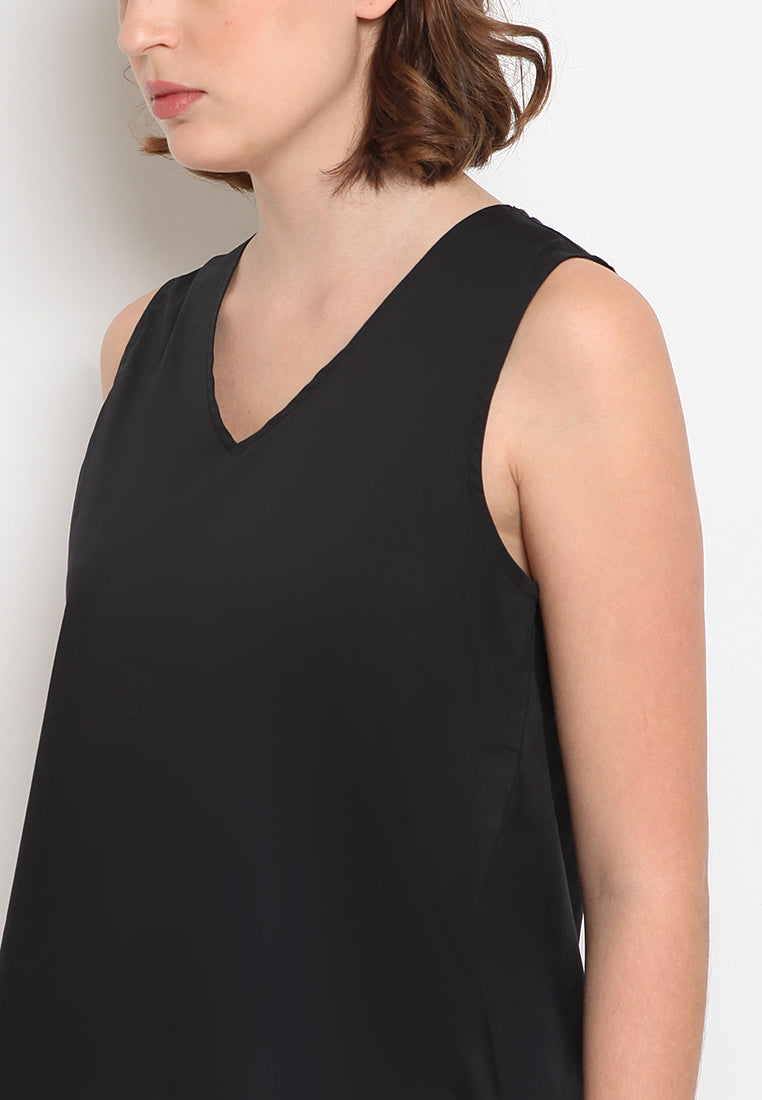 Basic sleeveless blouse