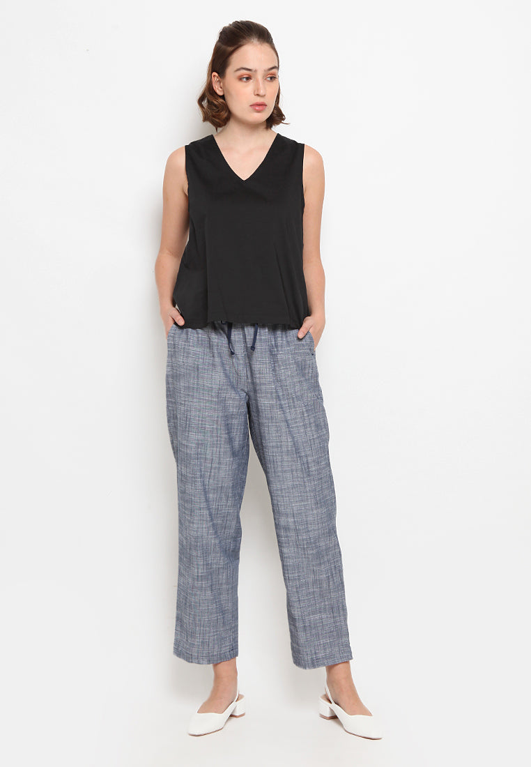 Basic sleeveless blouse