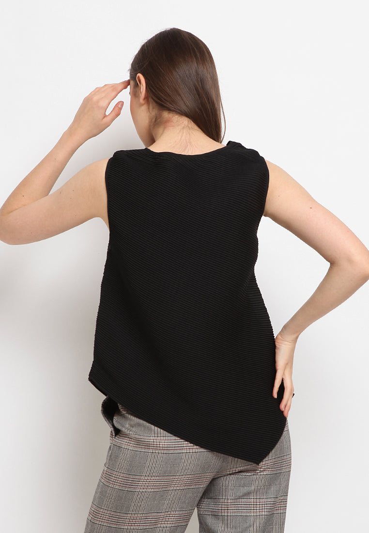Asymmetric pleated top