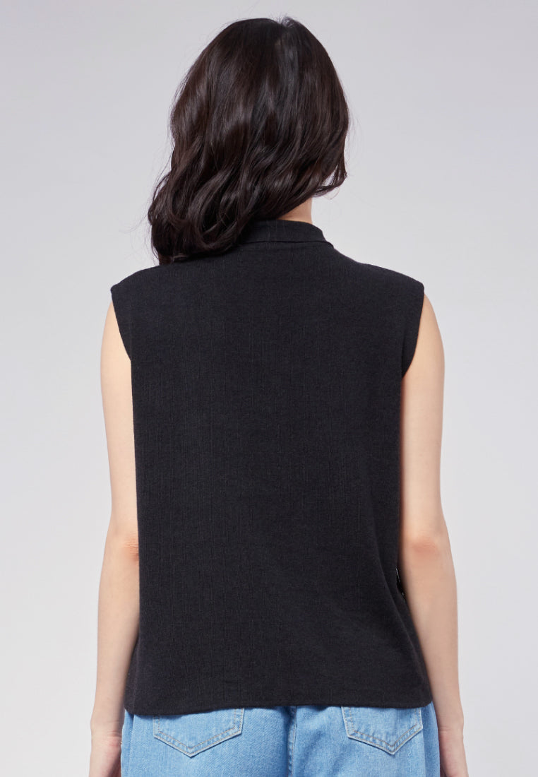 Sleeveless Knit Top with Collar