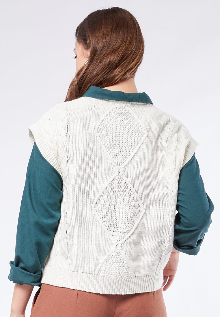 Round Collar Cable Knit Vest