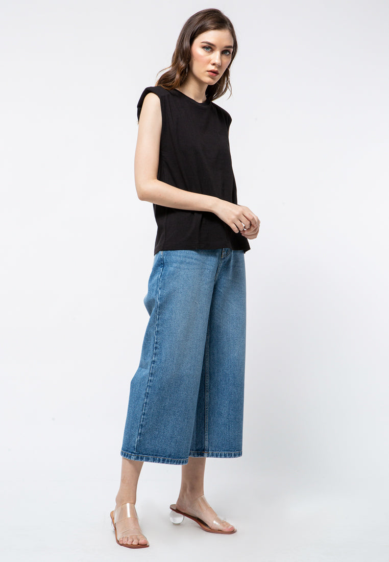 Sleeveless T-shirt