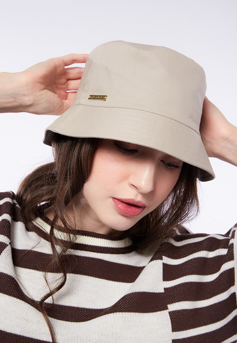 Plain Bucket Hat with Metal Logo