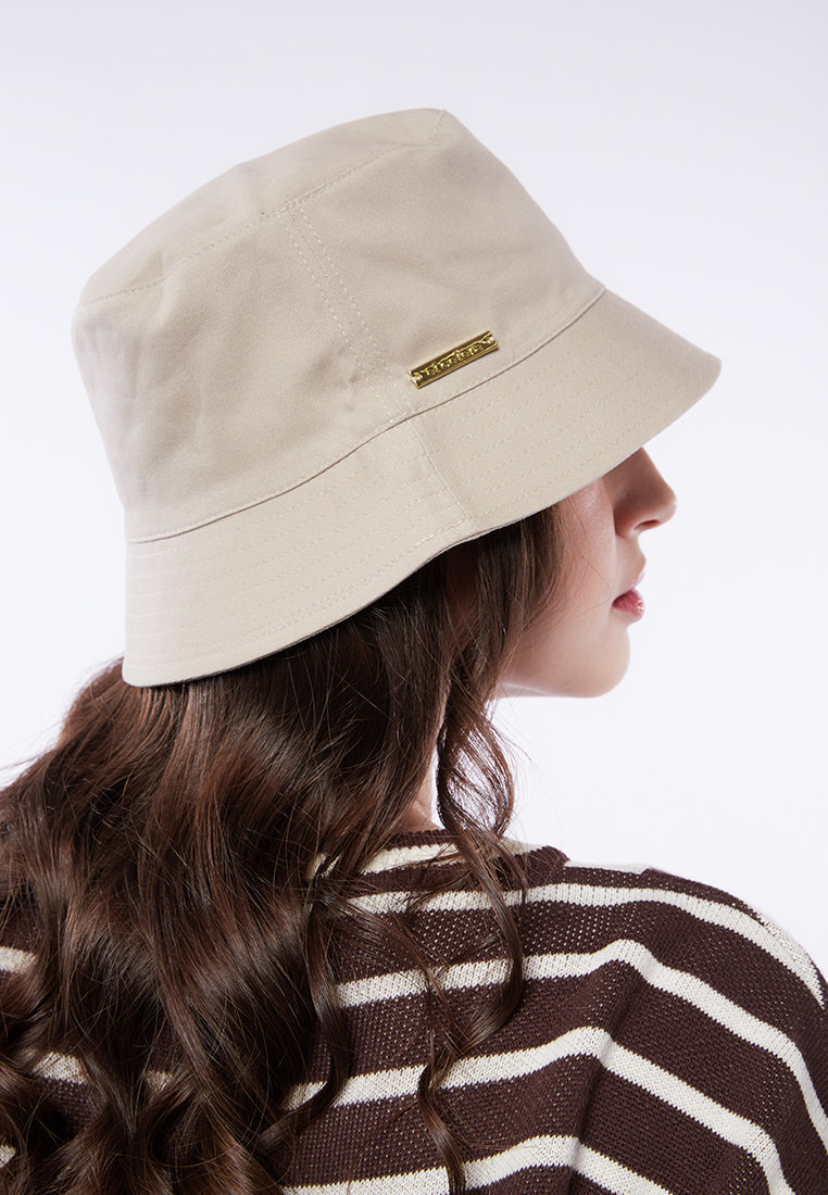 Plain Bucket Hat with Metal Logo