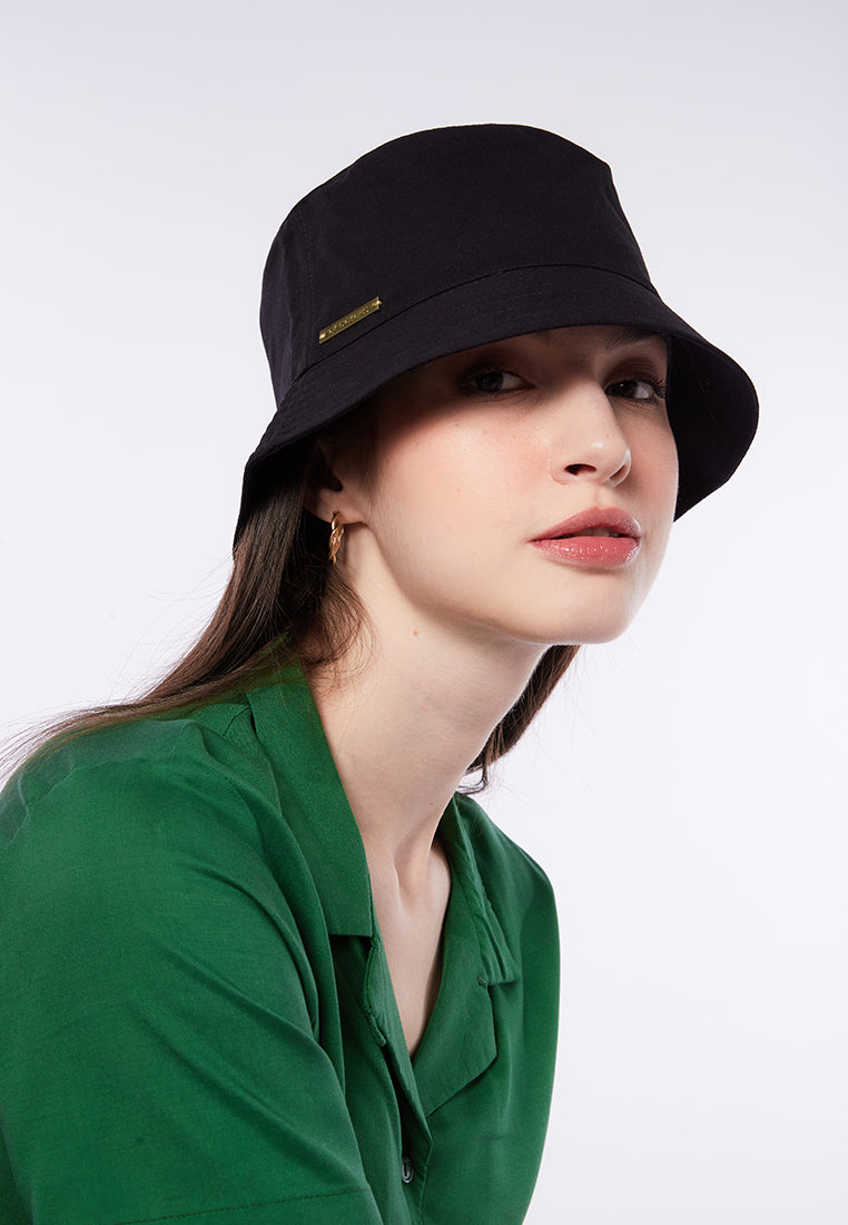 Plain Bucket Hat with Metal Logo