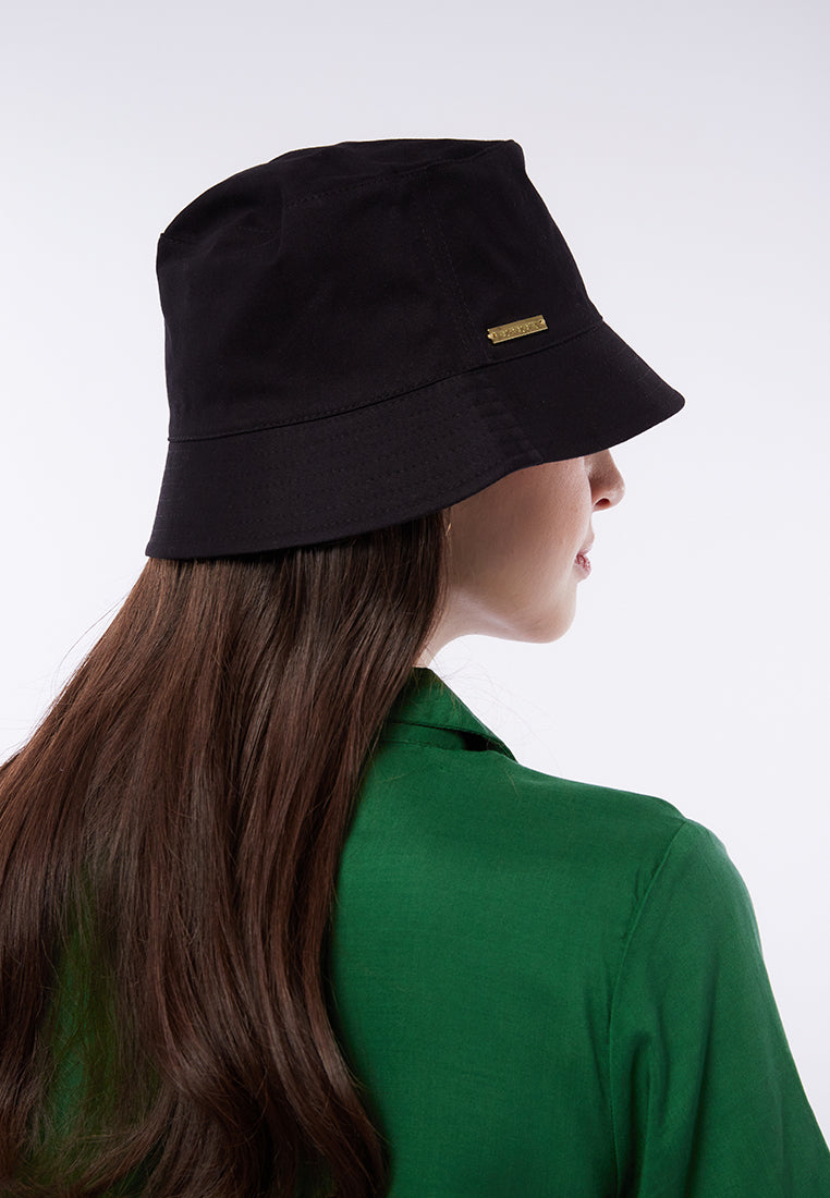 Plain Bucket Hat with Metal Logo