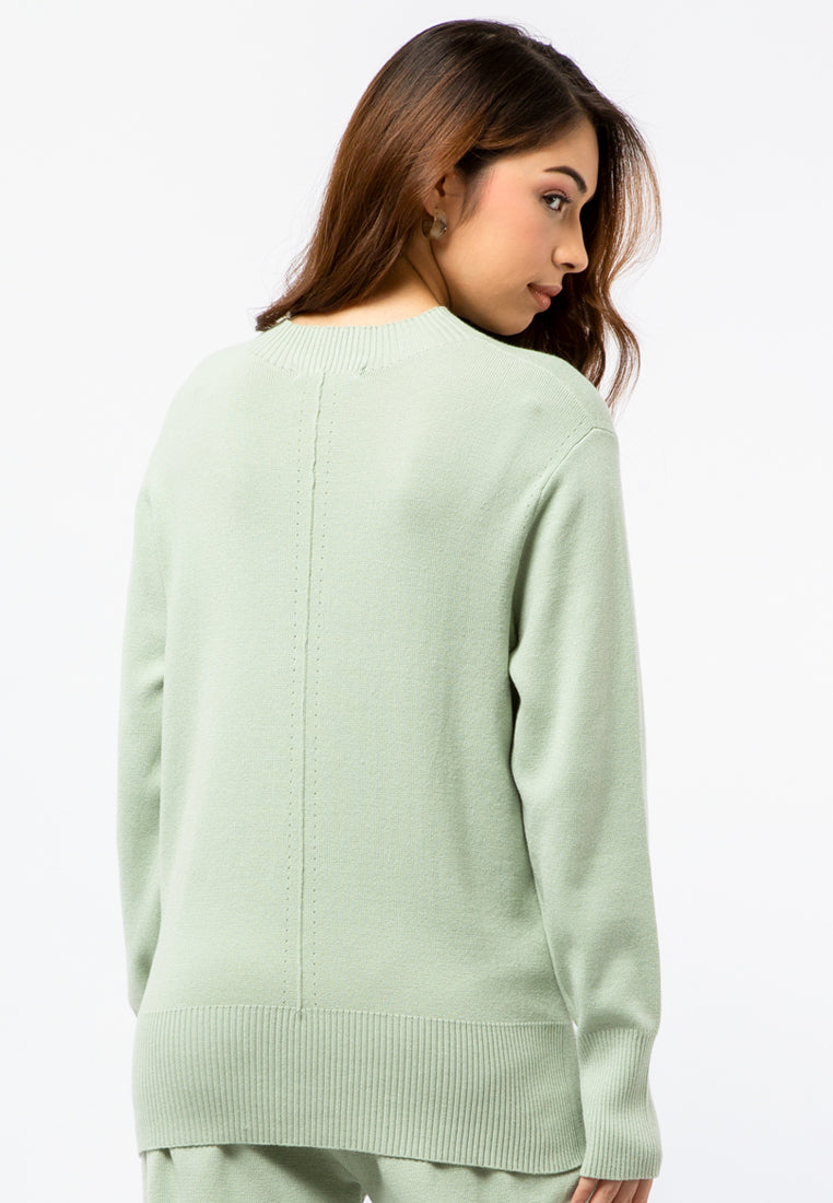 Loose Sweater with Piping Details