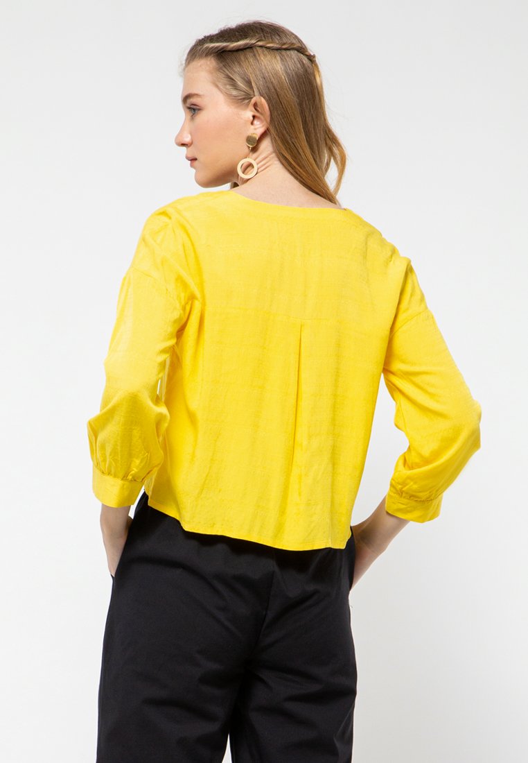 Horn Button V Neck Shirt