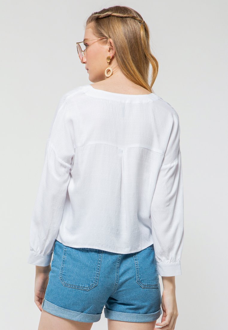 Horn Button V Neck Shirt
