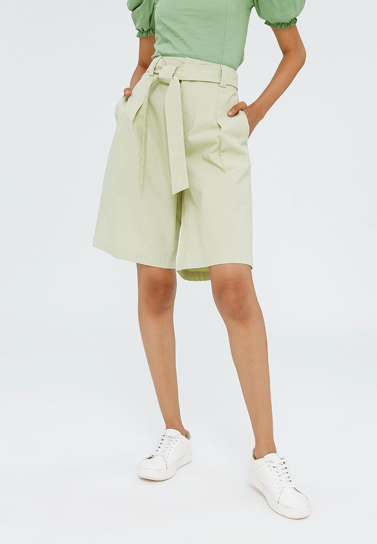 Bermuda Pants with Belt