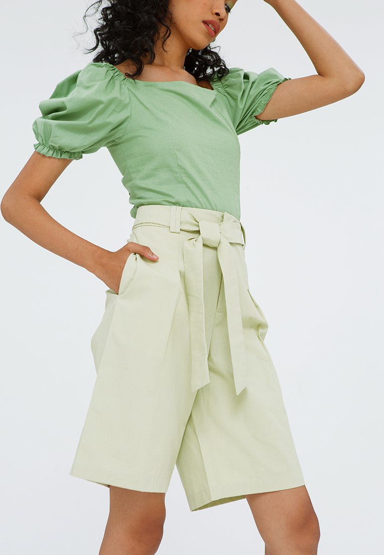 Bermuda Pants with Belt