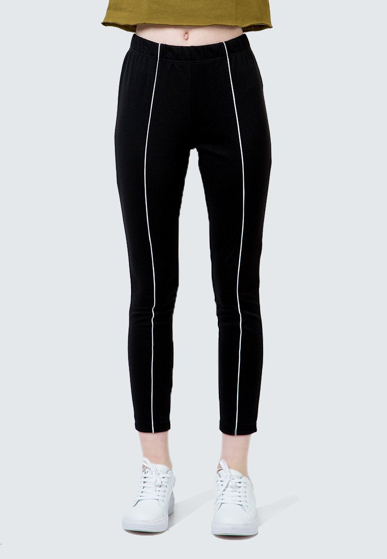 Black legging with piping Details