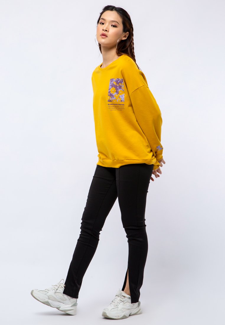 Graphic Long Sleeve Sweatshirt