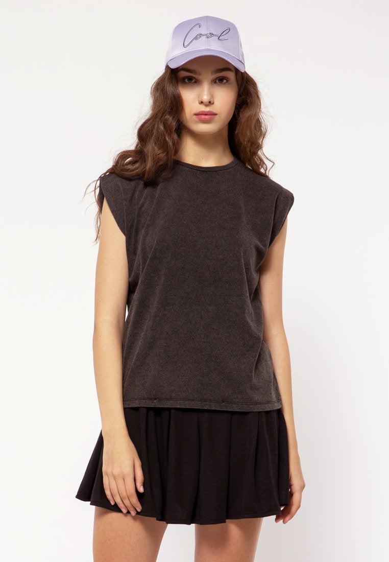 Sleeveless T-shirt