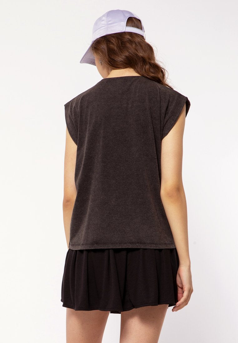 Sleeveless T-shirt
