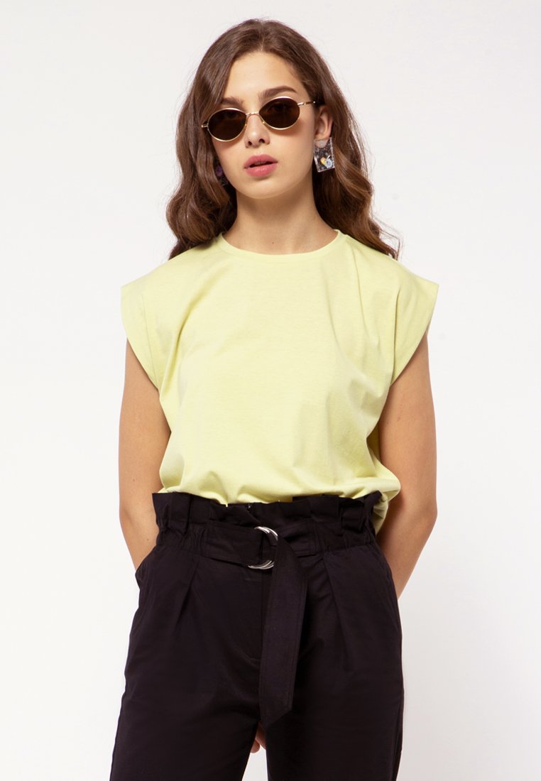 Sleeveless T-shirt